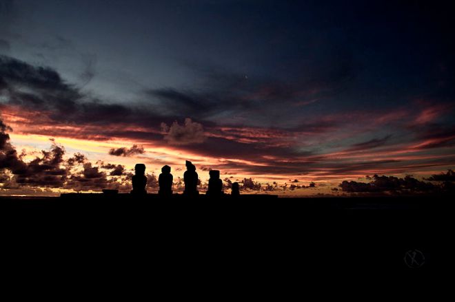 http://it.wikipedia.org/wiki/File:Easter_Island_at_sunset.jpg